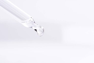 Bir sıvı bir pipet siliniyor