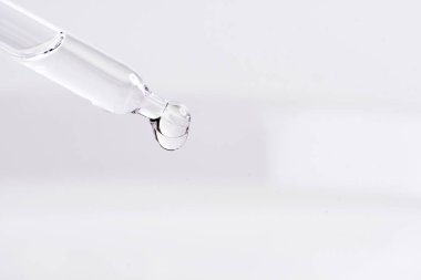 Bir sıvı bir pipet siliniyor