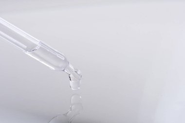 Beyaz zemin üzerine suyla pipet