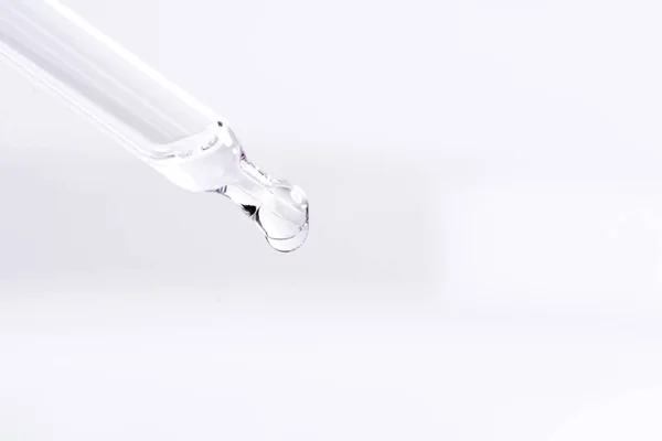 Bir sıvı bir pipet siliniyor
