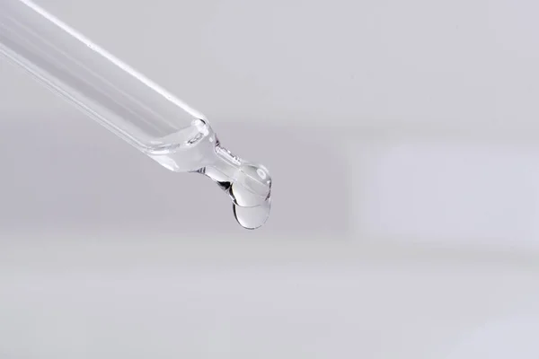 Bir sıvı bir pipet siliniyor