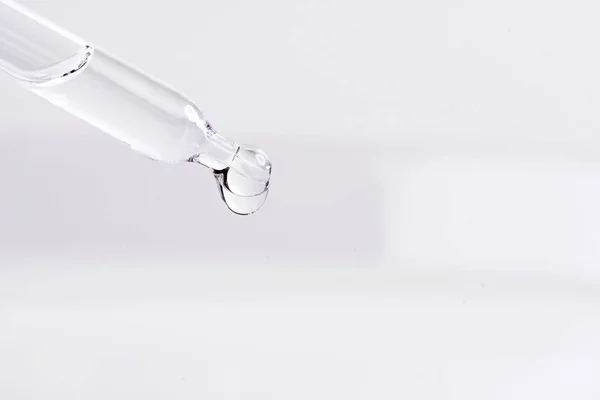 Bir sıvı bir pipet siliniyor