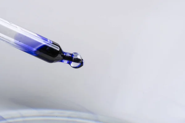 Tinta Azul Pingando Uma Superfície Água Com Pequenas Ondas — Fotografia de Stock