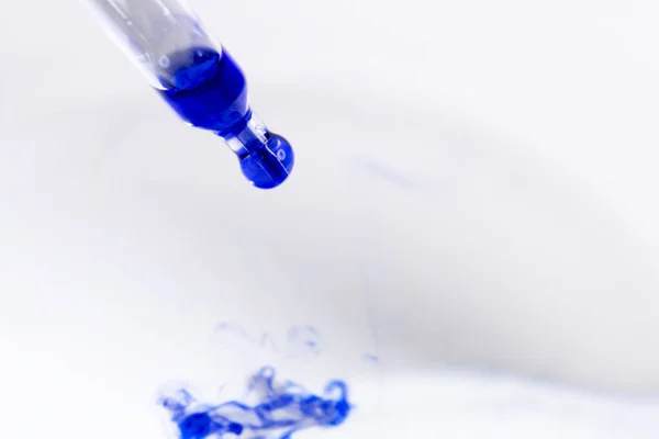 Blaue Tinte Tropft Von Einer Pipette Eine Leichte Flüssigkeit — Stockfoto