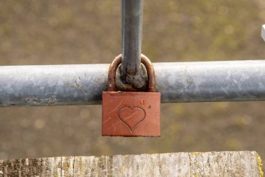 Eski aşk paslanacak - aşk kale bu üzerinde bir kalp ile