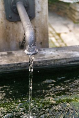 bir kuyudan su çalışır