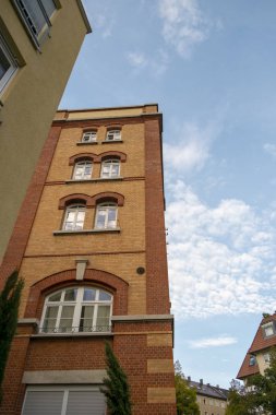 Gökdelen tuğla mavi gökyüzü karşı bir cephe ile