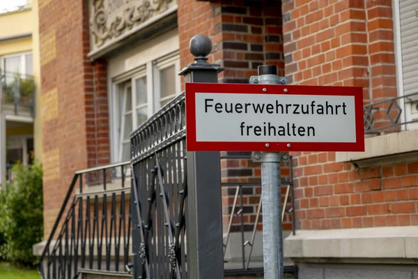 Vor Einem Backsteinhaus Ein Schild Mit Der Aufschrift Feuerwehr Eingang — Stockfoto