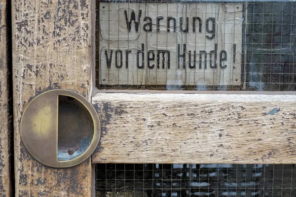 Eski Bir Kapı Metinle Oturum Köpek Uyarı — Stok fotoğraf