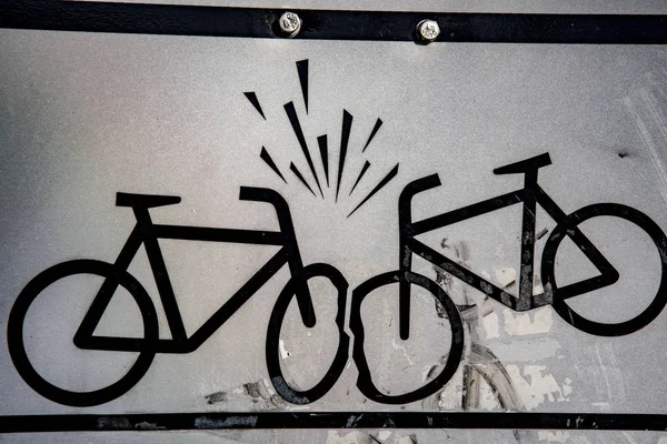 Schild Mit Zwei Fahrrädern Die Einen Unfall Bauen — Stockfoto