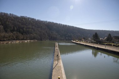 Neckar Nehri üzerinde Hessigheim yakınındaki kilitleri