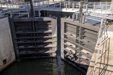 Neckar Nehri üzerinde Hessigheim yakınındaki kilitleri