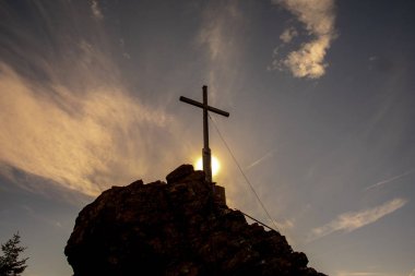 Bodenmais Bavyera ormanı içinde Silberberg güneşe ile çapraz Zirvesi