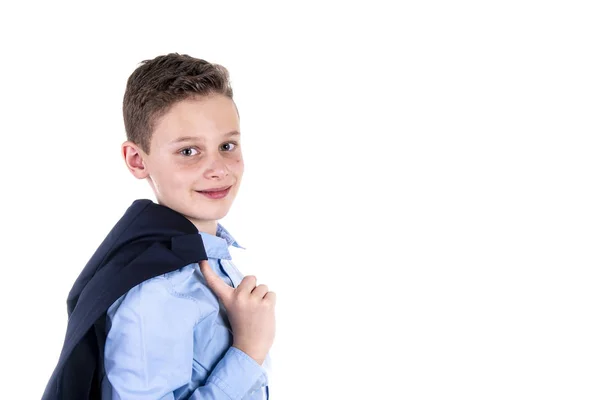 Хлопчик у блакитній сорочці і синій піджак тримає куртку вільно над плечем — стокове фото