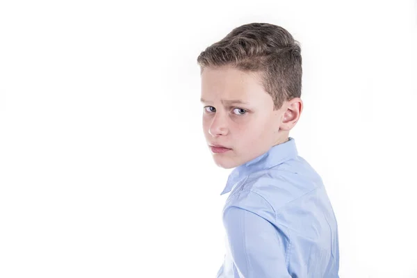 Шикарний одягнений хлопчик у блакитну сорочку виглядає критично над плечем — стокове фото