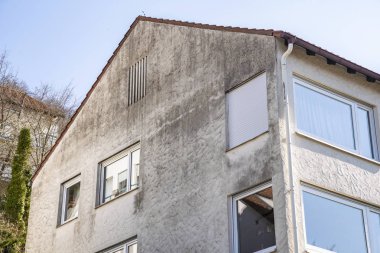 Yenilenmiş gereken kirli ve nemli cephe ile kötü yalıtılmış ev