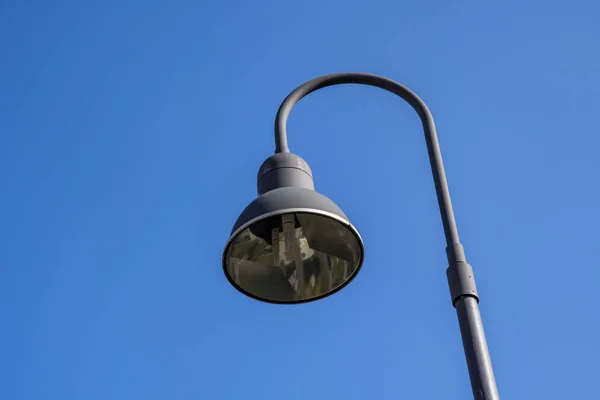 Farola antigua boben aislado del cielo azul — Foto de Stock