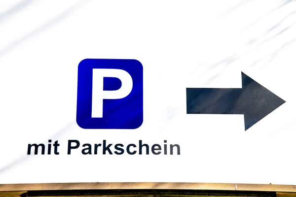 Schild mit p für Parken und Text "mit Parkschein" — Stockfoto