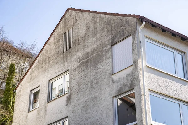 Yenilenmiş gereken kirli ve nemli cephe ile kötü yalıtılmış ev