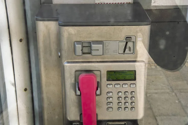 Telefon kulübesi pembe cep telefonu ile