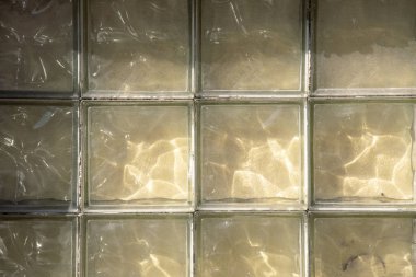 Kare cam bloklar bir evin duvarında