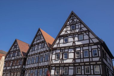 Çerkes piyasada kare önünde mavi gökyüzünde yarı ahşap evde