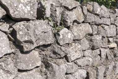 bir duvar gri bir arka plan olarak kaba taş