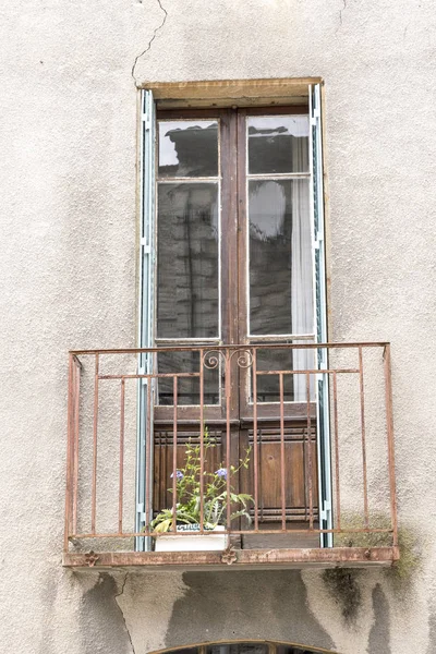 Ściany domu balkon okna i żelaza z małych roślin w stylu śródziemnomorskim — Zdjęcie stockowe