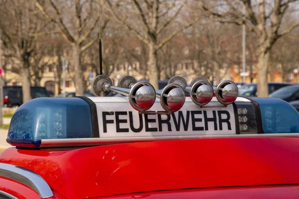 Motor mavi ışık, siren ve yazıt itfaiye yangın