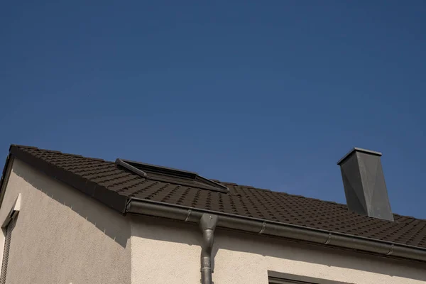 Novostavba střechy s střešní okno a komín a žlab i text prostor — Stock fotografie