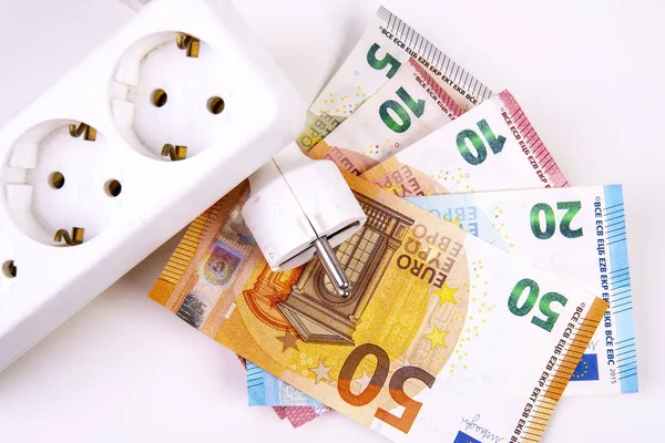 Zvýšení cen elektřiny Socket s bankovkami — Stock fotografie