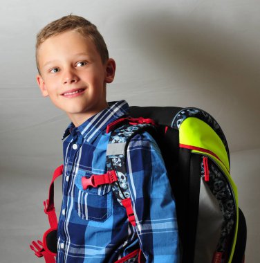 kontrol gömlek ve Schoolbag ilk greyder ile akıllı çocuk kameraya parlar