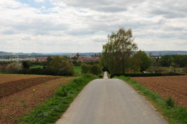bulutlu gökyüzü ile tepeler üzerinden sonsuz yol