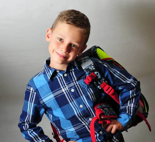 Menino sorridente feliz transportar uma pré-escola saco — Fotografia de Stock