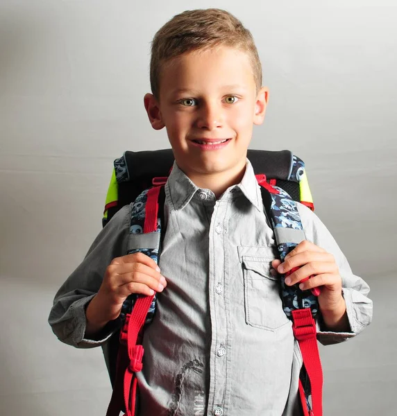 Joven sonriente fresco con bolsa de escuela —  Fotos de Stock