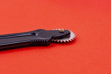 kırmızı arka planda fırıldak