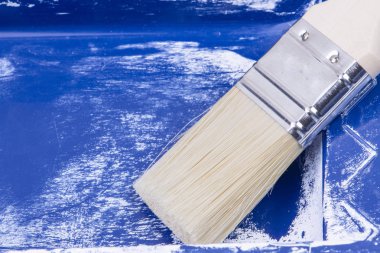 Beyaz boya ile mavi bir konteynır beyaz kıllar ile fırça