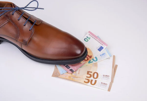 Τραπεζογραμμάτια ευρώ με επαγγελματικά παπούτσια — Φωτογραφία Αρχείου