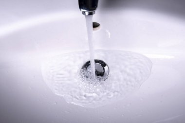 fiş ve su ile lavaboda akan su