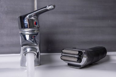 Lavabodaki musluğun yanındaki tıraş