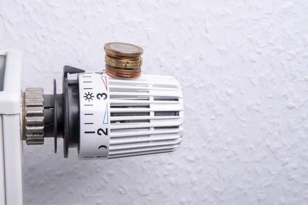Radiateur avec pièces en euros et thermostat — Photo
