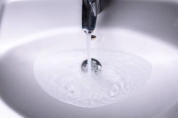 water that bubbles from the tap into the sink