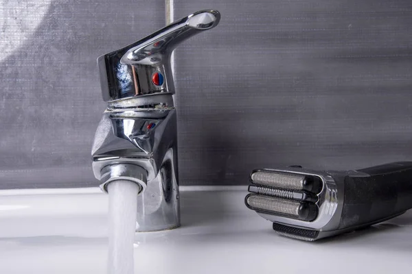 Afeitadora junto al grifo en el lavabo — Foto de Stock