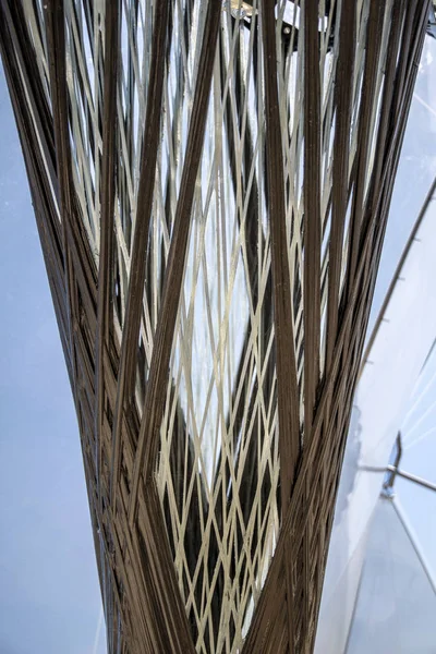 Nuevo material de fibra de vidrio en una columna construida a la luz del sol —  Fotos de Stock