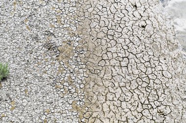 yırtık açık toprak ile son derece kuru toprak