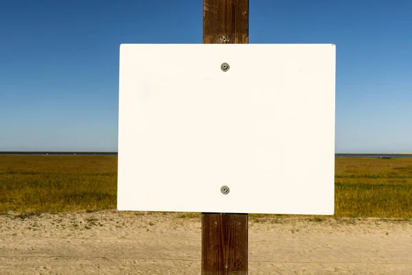 Schild mit freiem Text an einer Holzstange am Strand — Stockfoto