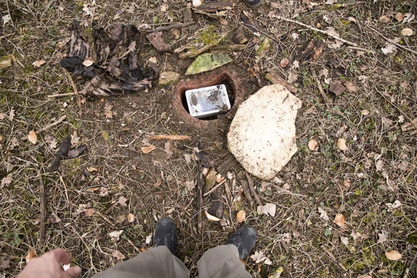 Geocache nascosto nel terreno in un tubo — Foto Stock