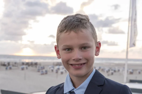 Portrait d'un garçon vêtu d'une veste devant le paysage de la mer du Nord — Photo