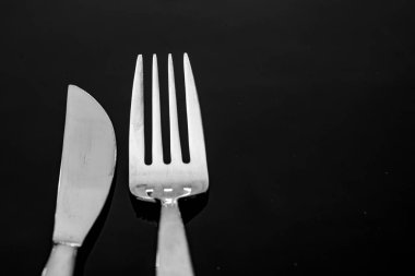 siyah arka plan üzerinde bıçak ve çatal başı