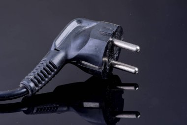 Yansıtıcı siyah yüzeyde güç fişi